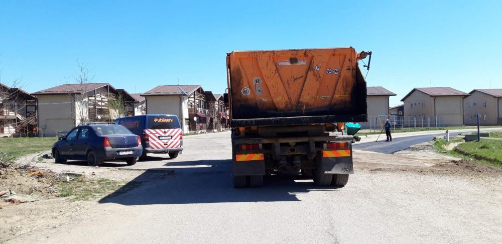 FOTO: Se asfaltează în cartierul Văleni din Piatra Neamț