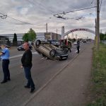 FOTO: Mașină răsturnată pe cupolă, la ieșirea din Piatra Neamț, ZCH NEWS - sursa ta de informații