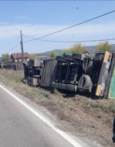 Un TIR încărcat cu materiale de construcții s-a răsturnat la Dobreni, ZCH NEWS - sursa ta de informații