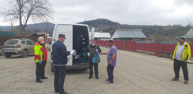 FOTO Crăcăoani: Primarul Petrică Zamfir a împărţit pachete cu alimente persoanelor nevoiaşe, ZCH NEWS - sursa ta de informații