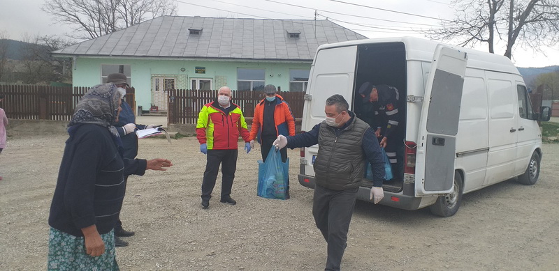 FOTO Crăcăoani: Primarul Petrică Zamfir a împărţit pachete cu alimente persoanelor nevoiaşe, ZCH NEWS - sursa ta de informații