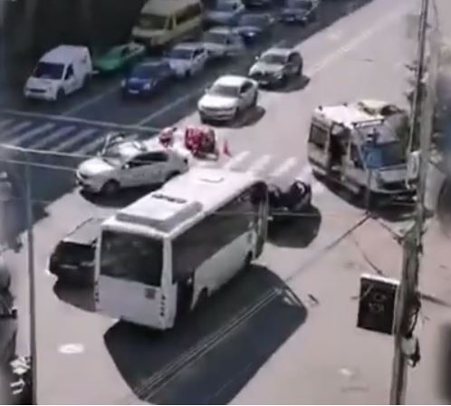 Femeie lovită în plin când traversa bulevardul Traian, mașină proptită în țeava de gaz dintr-o curte, ZCH NEWS - sursa ta de informații