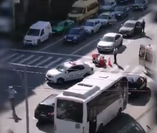 Femeie lovită în plin când traversa bulevardul Traian, mașină proptită în țeava de gaz dintr-o curte