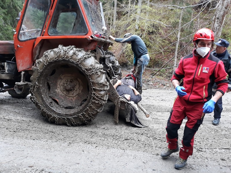 Tânăr cu dublă fractură deschisă, cărat cu tractorul din exploatarea forestieră, ZCH NEWS - sursa ta de informații
