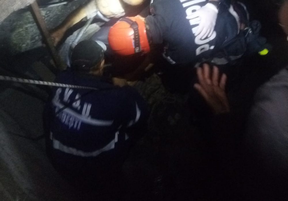Bărbat salvat din fântână de pompierii voluntari și militari