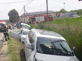 Două mașini s-au ciocnit, o persoană a rămas încarcerată