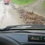 FOTO: O ploaie a umflat torenții și a revărsat crengi și bolovani pe șosea, la Borca, ZCH NEWS - sursa ta de informații