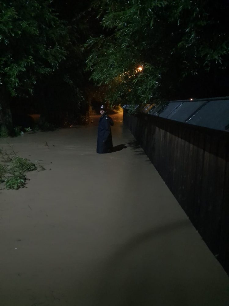 Noapte albă la cod ROȘU în Neamț: Drum național blocat, mai multe localități inundate și fără curent electric, ZCH NEWS - sursa ta de informații