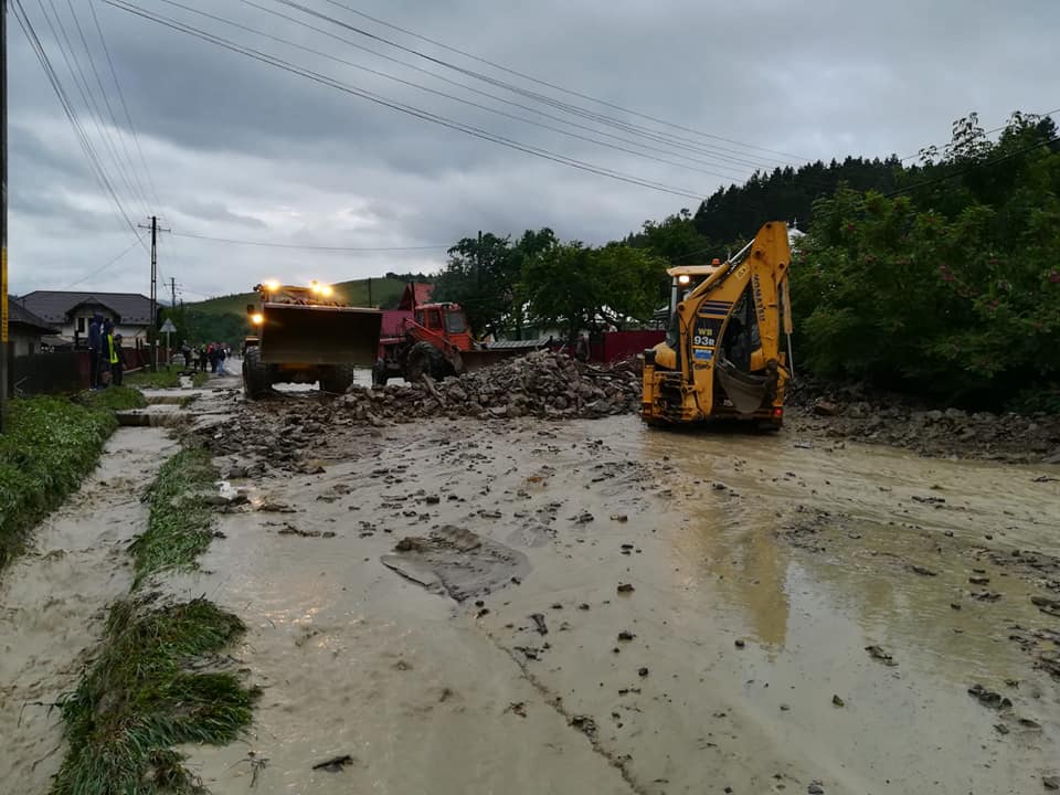 Noapte albă la cod ROȘU în Neamț: Drum național blocat, mai multe localități inundate și fără curent electric, ZCH NEWS - sursa ta de informații