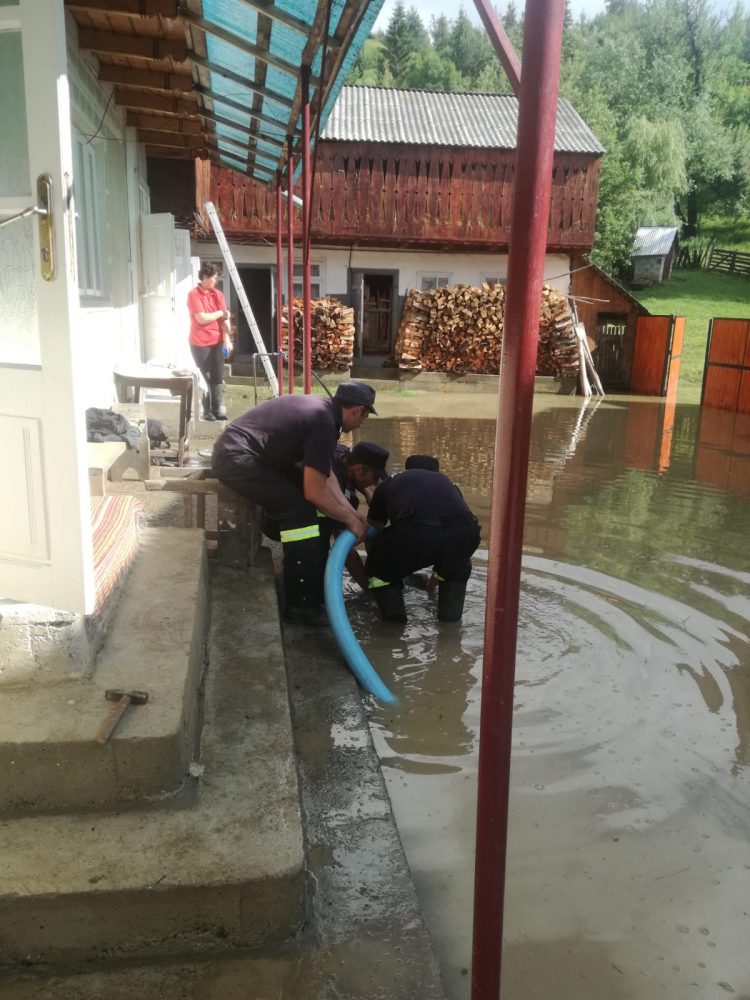 Efectele ploilor: curți inundate, podețe colmatate, drumuri pline de aluviuni