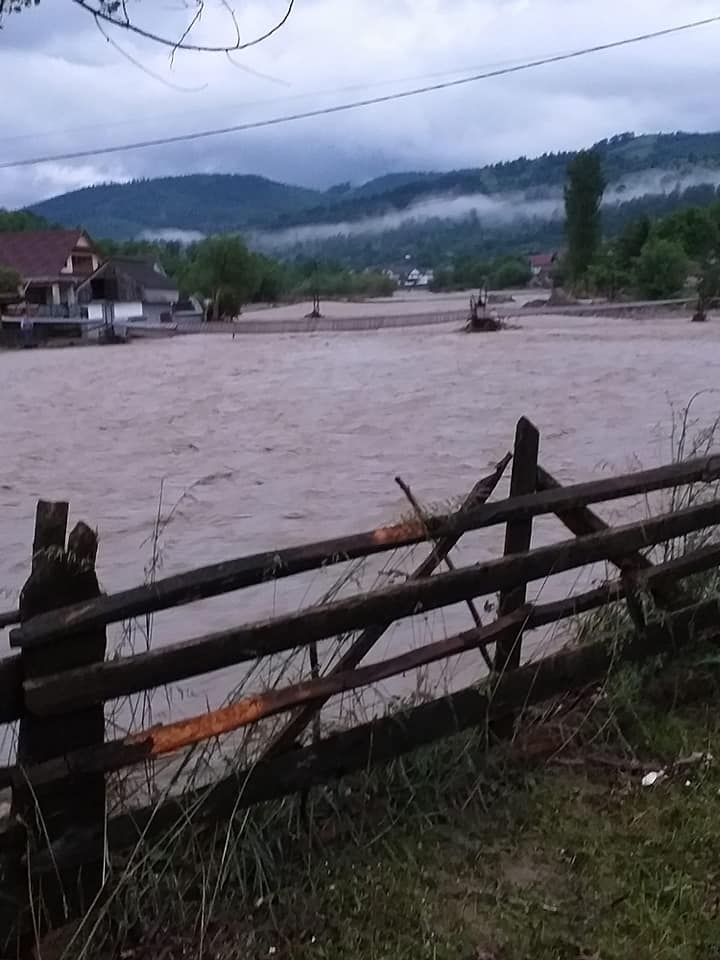 Alertă! Inundații în peste 30 de case și 60 de gospodării și un drum blocat de aluviuni, ZCH NEWS - sursa ta de informații