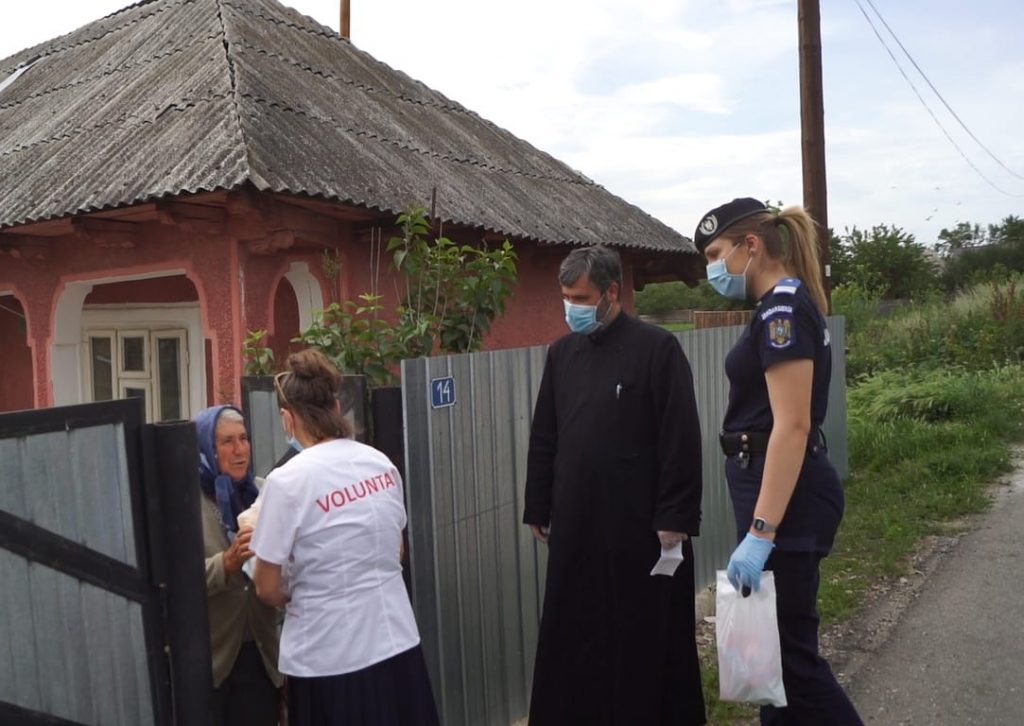 Jandarmi şi voluntari au distribuit ajutoare în Secuieni, Săvinești și Costișa, ZCH NEWS - sursa ta de informații