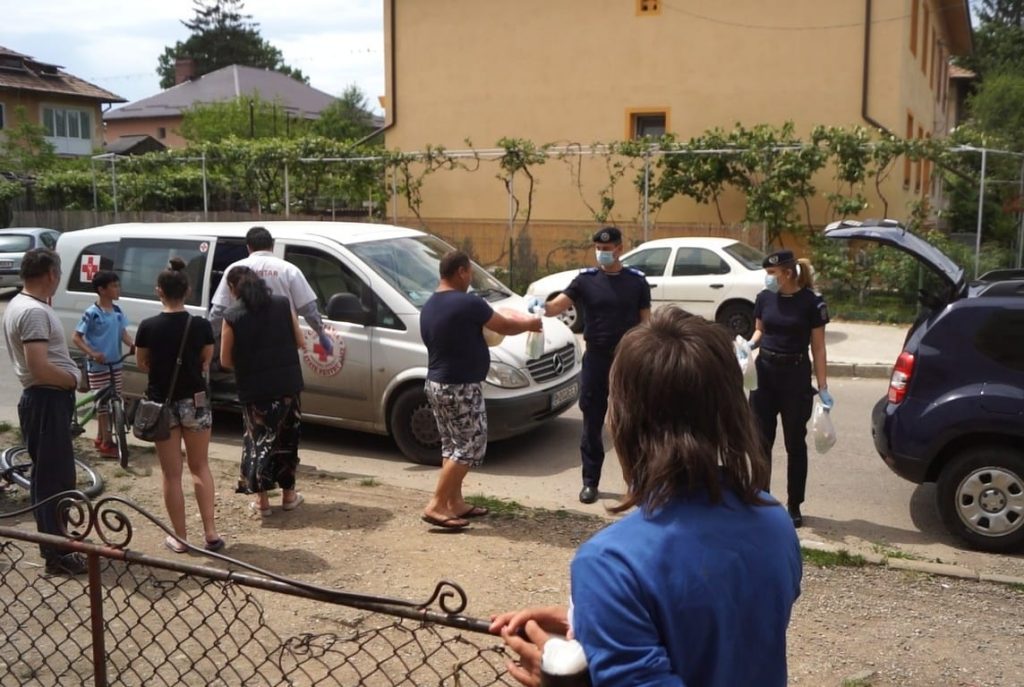 Jandarmi şi voluntari au distribuit ajutoare în Secuieni, Săvinești și Costișa, ZCH NEWS - sursa ta de informații