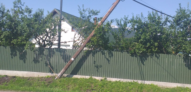 Agapia: Stâlpi rupţi şi cabluri căzute pe şosea, ZCH NEWS - sursa ta de informații
