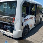 Doi răniți și un stâlp de beton distrus după o ciocnire între o mașină și un autobuz, ZCH NEWS - sursa ta de informații
