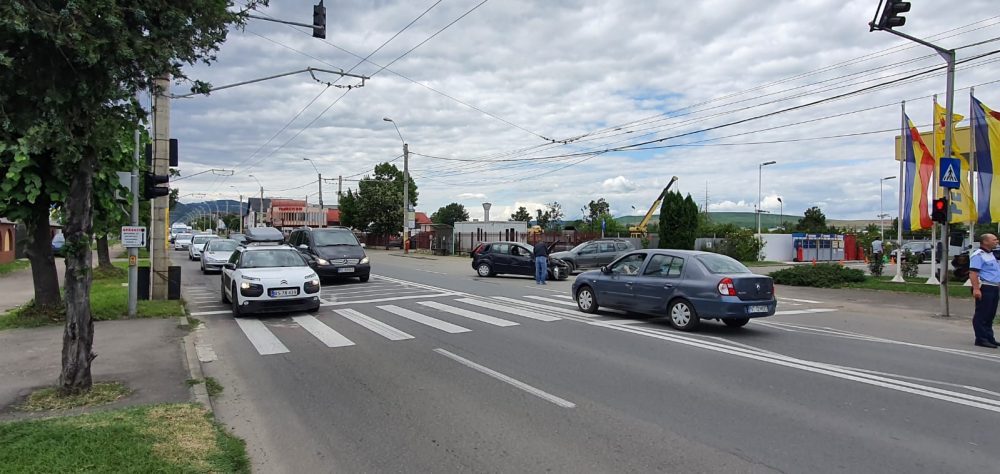 Oboseala la volan: o mașină s-a lovit de un arbore și un semafor