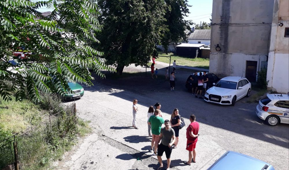 O femeie extrem de beată – prinsă de șoferul căruia i-a ”boțit” mașina