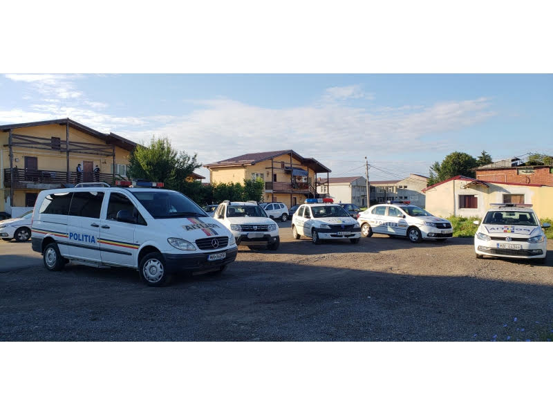 Polițiști, jandarmi și mascați – în ”vizită” la hoții de curent din Speranța