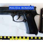 Două pistoale și 10 cartușe găsite la perchezițiile derulate la o grupare bănuită de cămătărie și șantaj, în Roman, ZCH NEWS - sursa ta de informații