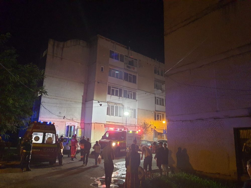 FOTO: Incendiu într-un bloc din Piatra-Neamț, 11 persoane intoxicate cu fum, ZCH NEWS - sursa ta de informații