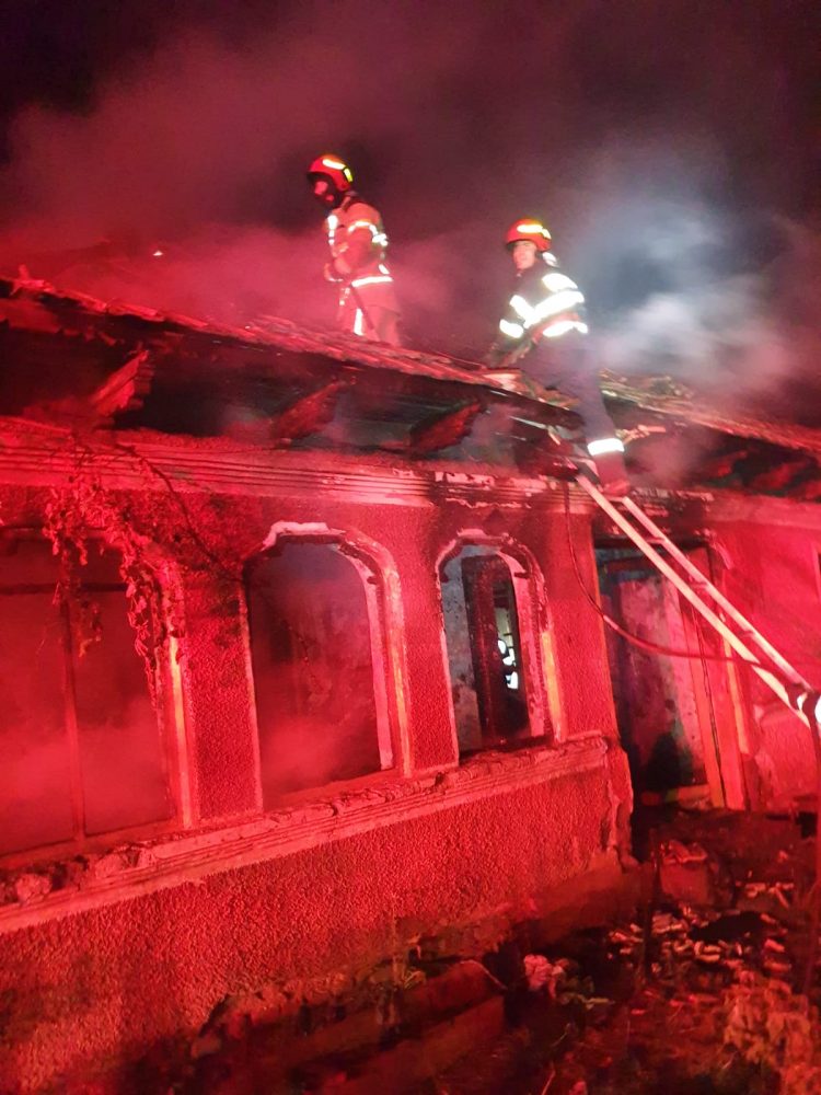 Trei case au ars azi noapte, ZCH NEWS - sursa ta de informații