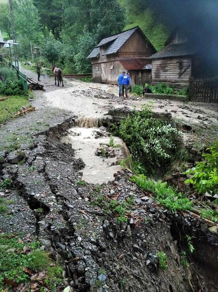 FOTO: Un drum inundat și 361 gospodării fără curent electric după vijelii, ZCH NEWS - sursa ta de informații