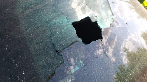 Rudele unei fetițe lovite de un autoturism au agresat șoferul și au spart luneta mașinii, ZCH NEWS - sursa ta de informații