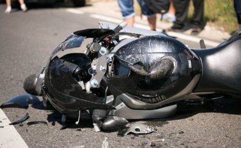 Tânăr rănit grav, după ce a intrat cu motocicleta într-un camion, ZCH NEWS - sursa ta de informații