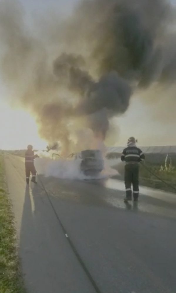 O femeie a privit, neputincioasă, cum îi arde mașina, ZCH NEWS - sursa ta de informații