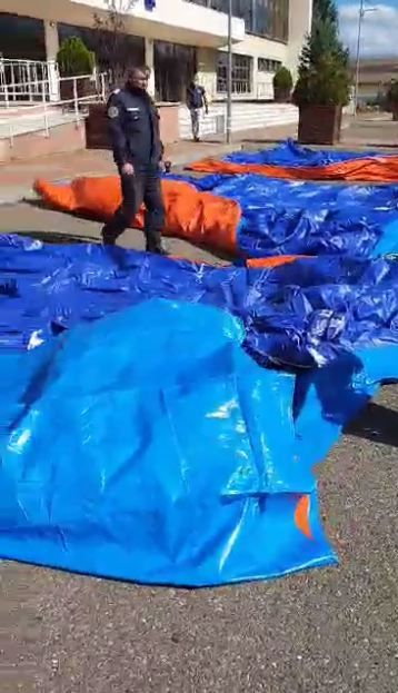 Video. Corturi instalate în fața Sălii Sporturilor din Piatra Neamț