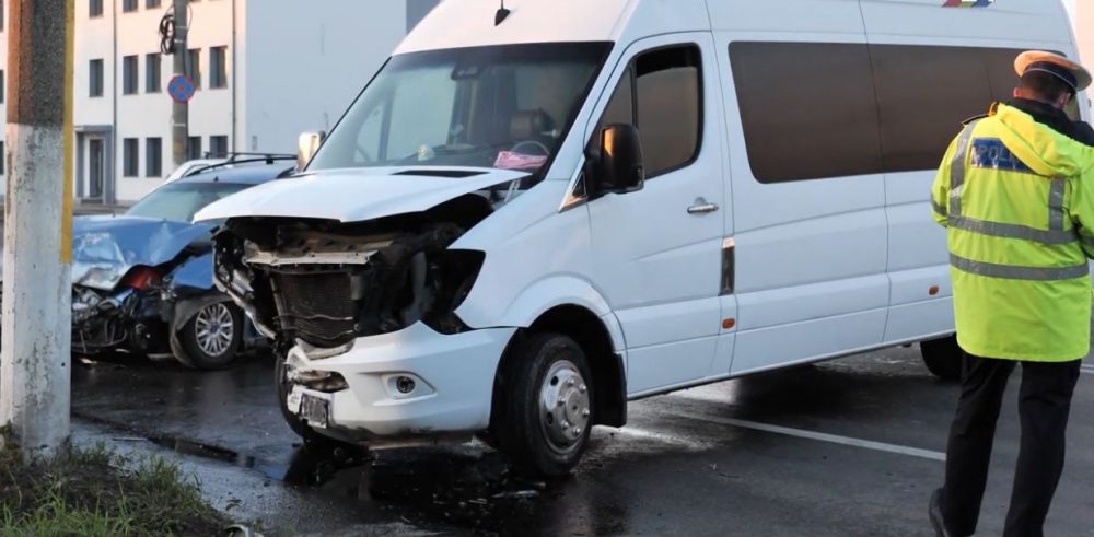 FOTO: Patru răniți după ce un microbuz a intrat într-un autoturism, ZCH NEWS - sursa ta de informații