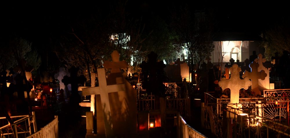 A băut tot ce-a primit de pomană și a murit în poarta cimitirului