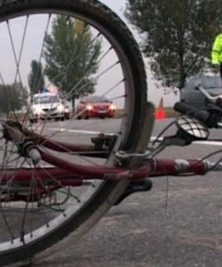 Biciclist rănit într-un accident la Piatra-Neamț. Șoferul a fugit de la fața locului