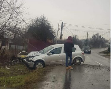 Un stâlp de electricitate – doborât de un șofer grăbit, ZCH NEWS - sursa ta de informații