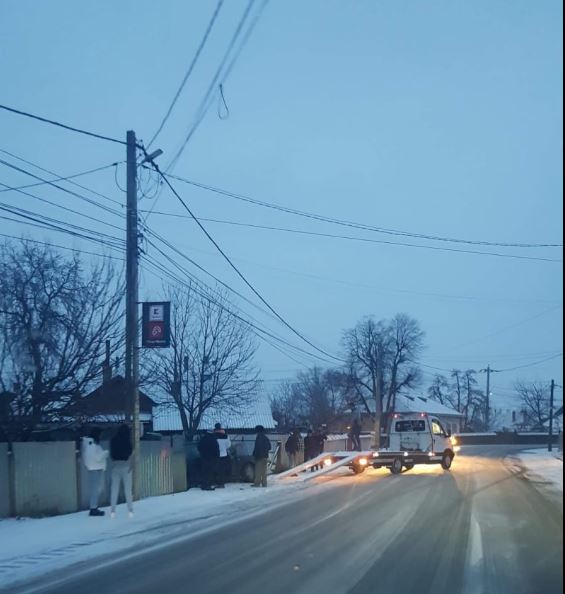 FOTO: Târgu Neamț &#8211; Mașină în gard, proprietarul îngăduitor cu șoferul, ZCH NEWS - sursa ta de informații