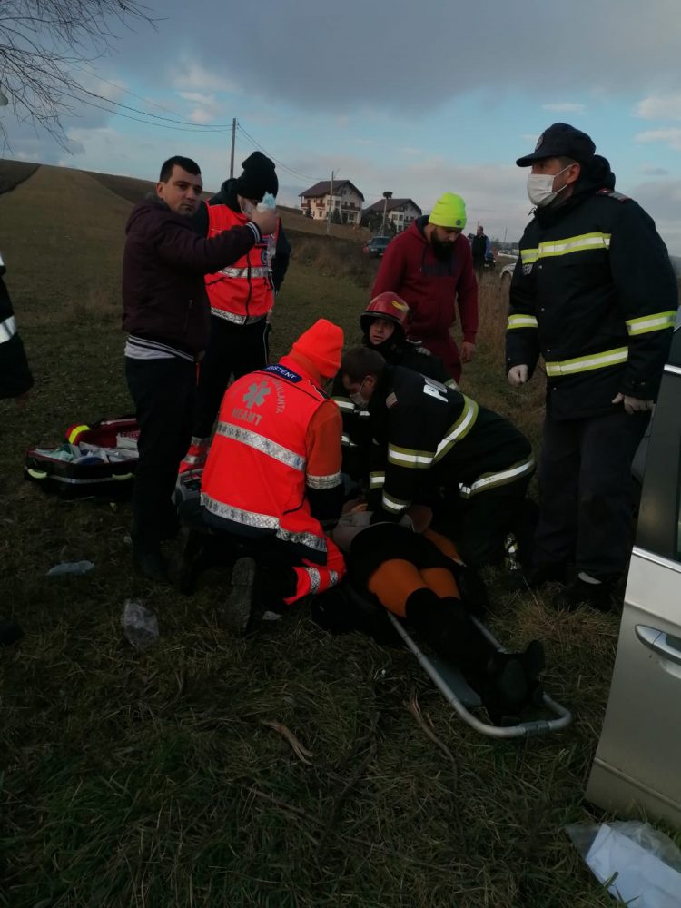 Mașină zdrobită de un cap de pod la Oglinzi, femeia de la volan – resuscitată