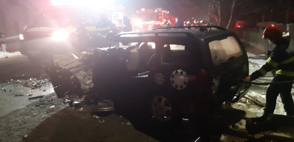 Doi tineri răniți după ce s-au răsturnat cu mașina. Șoferul era extrem de beat