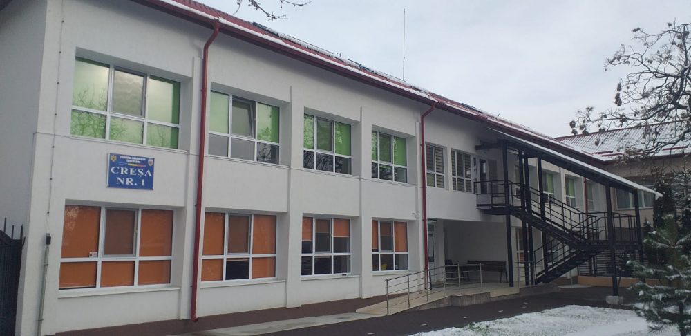 Târgu Neamţ: un tată a făcut scandal la creșa copilului şi a spart un geam la sediul poliţiei