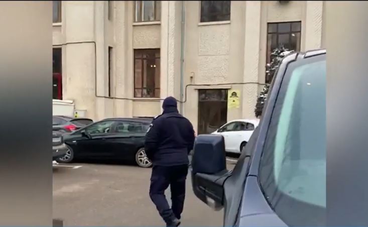 Un bărbat susține că a fost lovit de un jandarm după ce i-a atras atenția că nu poartă mască