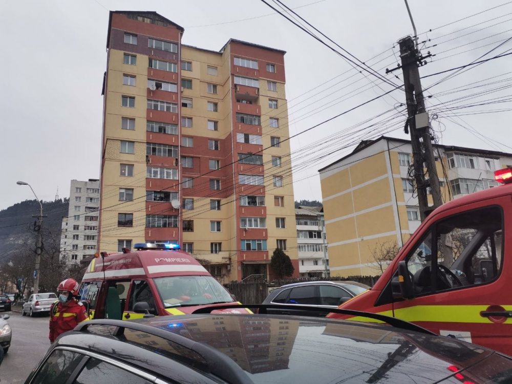 FOTO: O tavă uitată în cuptor a alarmat locatarii dintr-un bloc din Piatra-Neamț