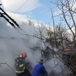 FOTO: ACTUALIZARE: Arde o casă la Tarcău, se bănuiește că o persoană ar fi înăuntru, ZCH NEWS - sursa ta de informații
