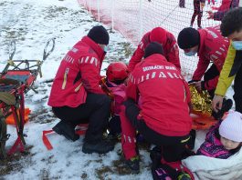 Femeie din Iaşi, cu probleme medicale, coborâtă de salvamontişti de pe Ceahlău