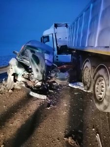 O Dacia 1310  s-a făcut praf după o depășire ratată, șoferul a fost rănit, ZCH NEWS - sursa ta de informații