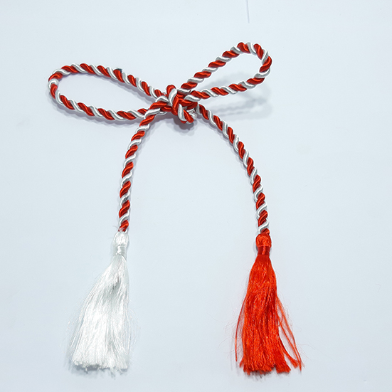 Prefectul de Neamț: Nu există vreun ordin care să interzică oferirea mărțișoarelor în școli