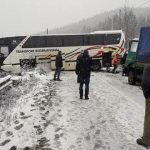 FOTO: Un autocar cu 13 călători a derapat într-un autocamion și două autoturisme, trafic blocat în Neamț, ZCH NEWS - sursa ta de informații