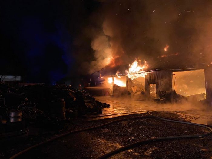 VIDEO: Incendiu puternic la o hală de dezmembrări auto, ZCH NEWS - sursa ta de informații