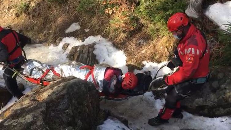VIDEO: Femeie coborâtă cu targa din masivul Ceahlău, după ce a căzut cu capul de pietre