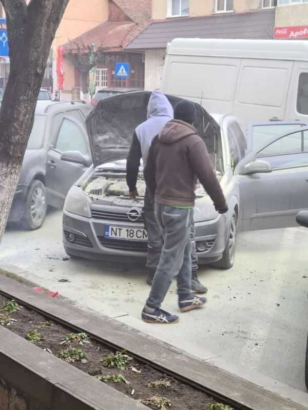 VIDEO/FOTO: Un autoturism a luat foc, la Târgu Neamț, ZCH NEWS - sursa ta de informații