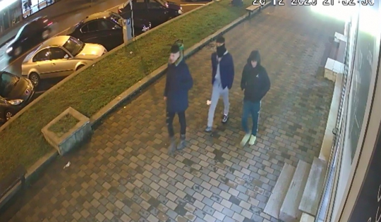 Poliţia caută trei bătăuşi