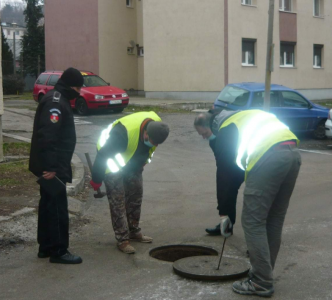 Poliţiştii locali au găsit 3 blocuri din Dărmăneşti nebranşate la canalizarea menajeră, ZCH NEWS - sursa ta de informații